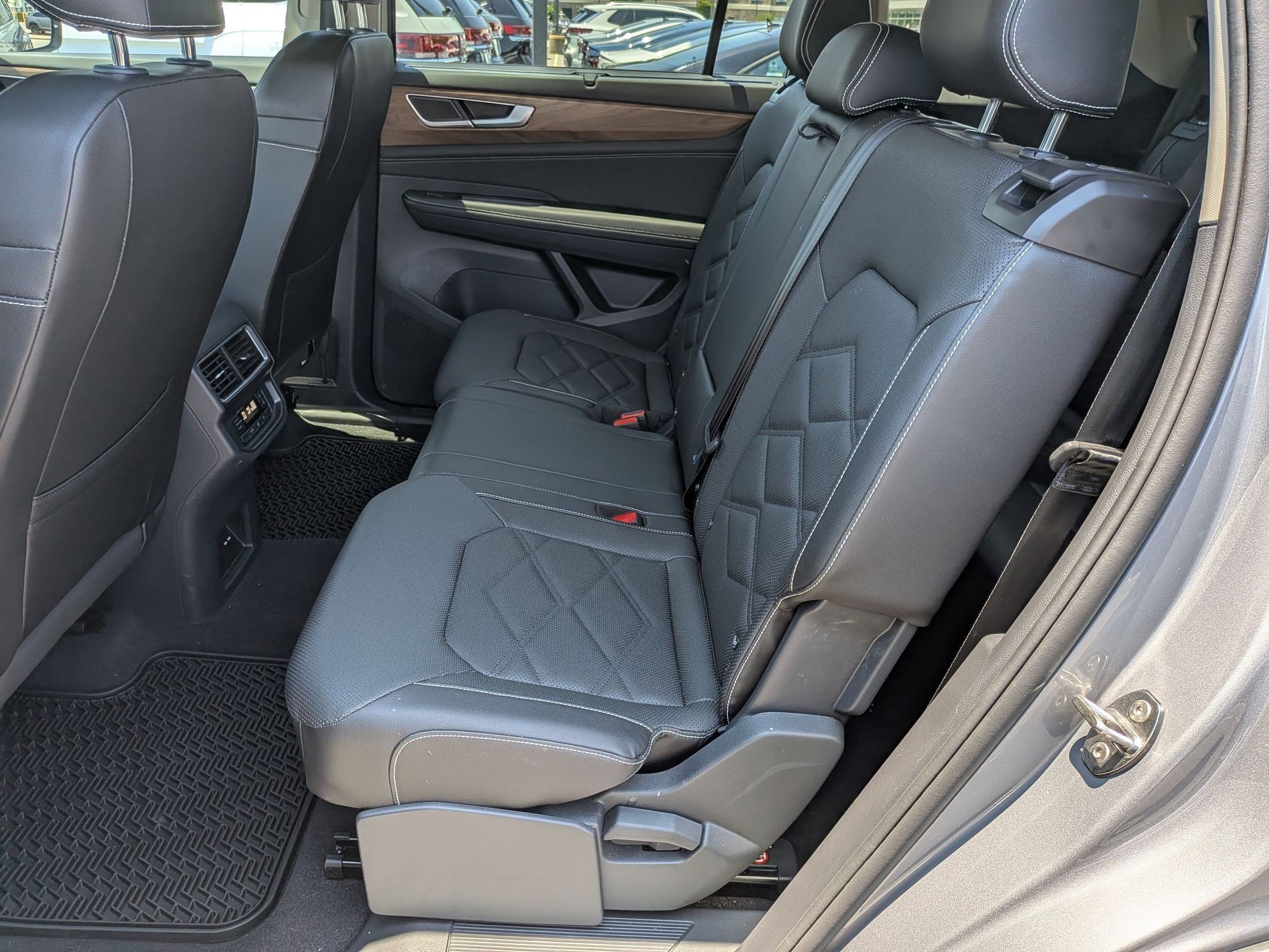 Used 2025 Volkswagen Atlas SE AWD/4WD image 29