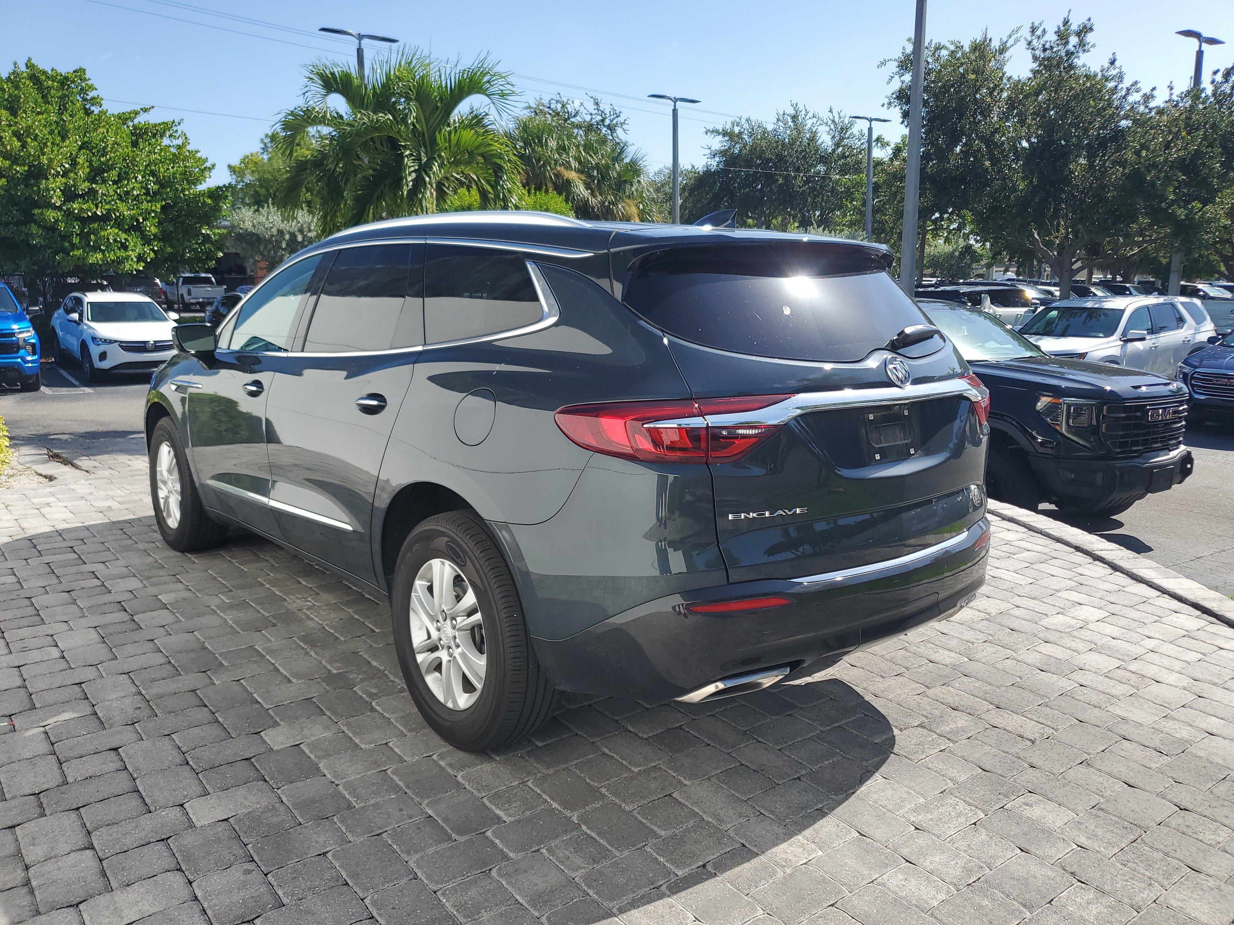 Used 2021 Buick Enclave Essence FWD image 4