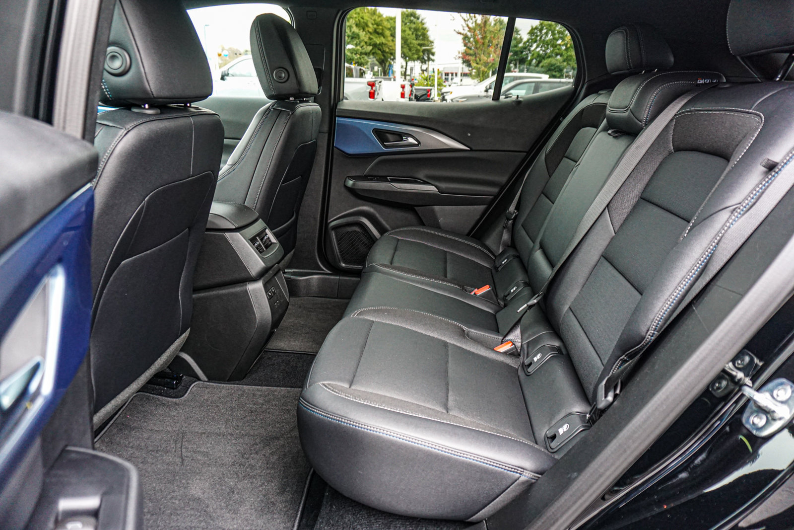 New 2026 Chevrolet Equinox EV LT w/ Convenience Package II AWD/4WD image 17