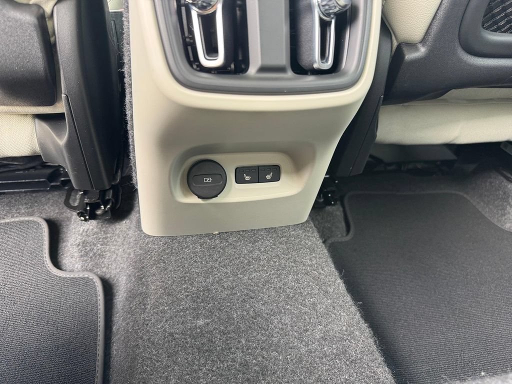 Certified 2026 Volvo XC40 B5 Plus AWD/4WD image 10