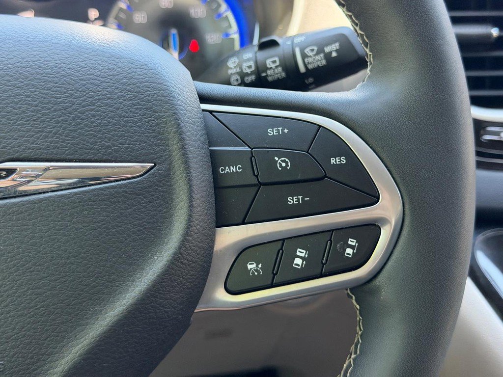 Used 2024 Chrysler Pacifica Touring-L FWD image 20