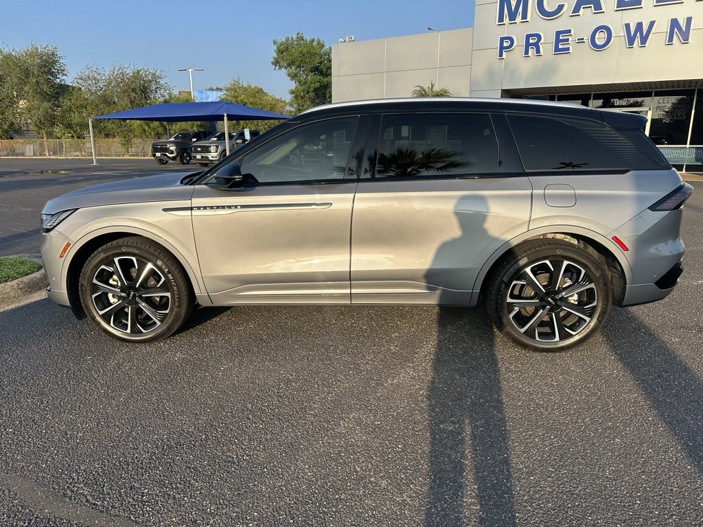 Used 2024 Lincoln Nautilus Reserve image 3