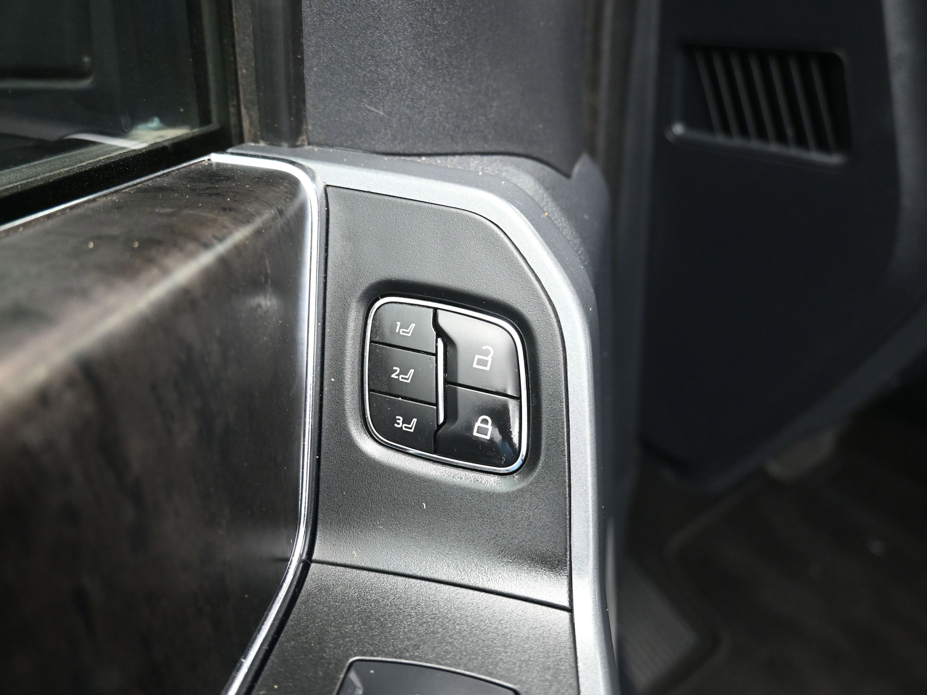 Used 2024 Ford F350 Lariat w/ Lariat Ultimate Package image 7