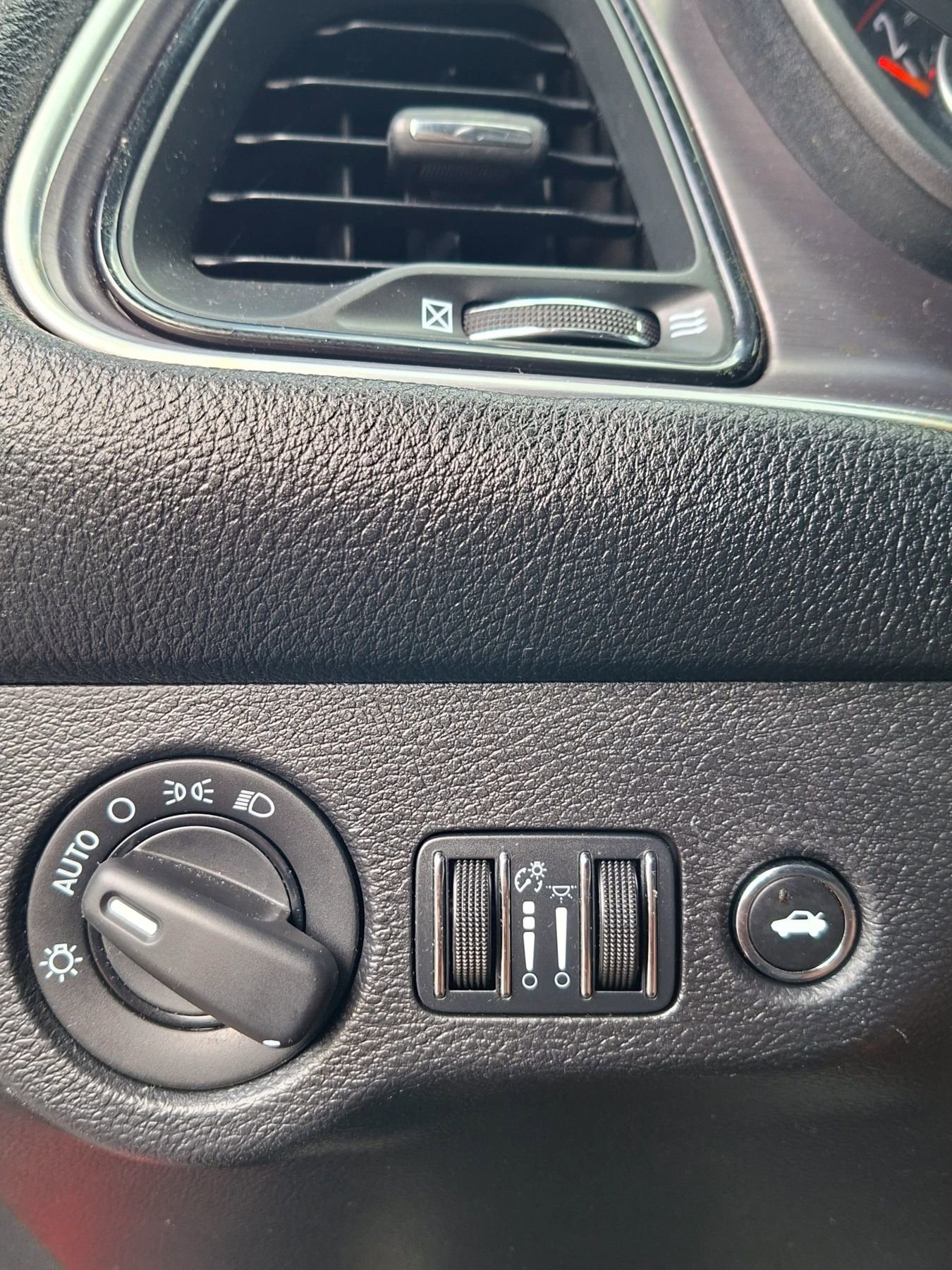 Used 2015 Dodge Challenger SXT image 19