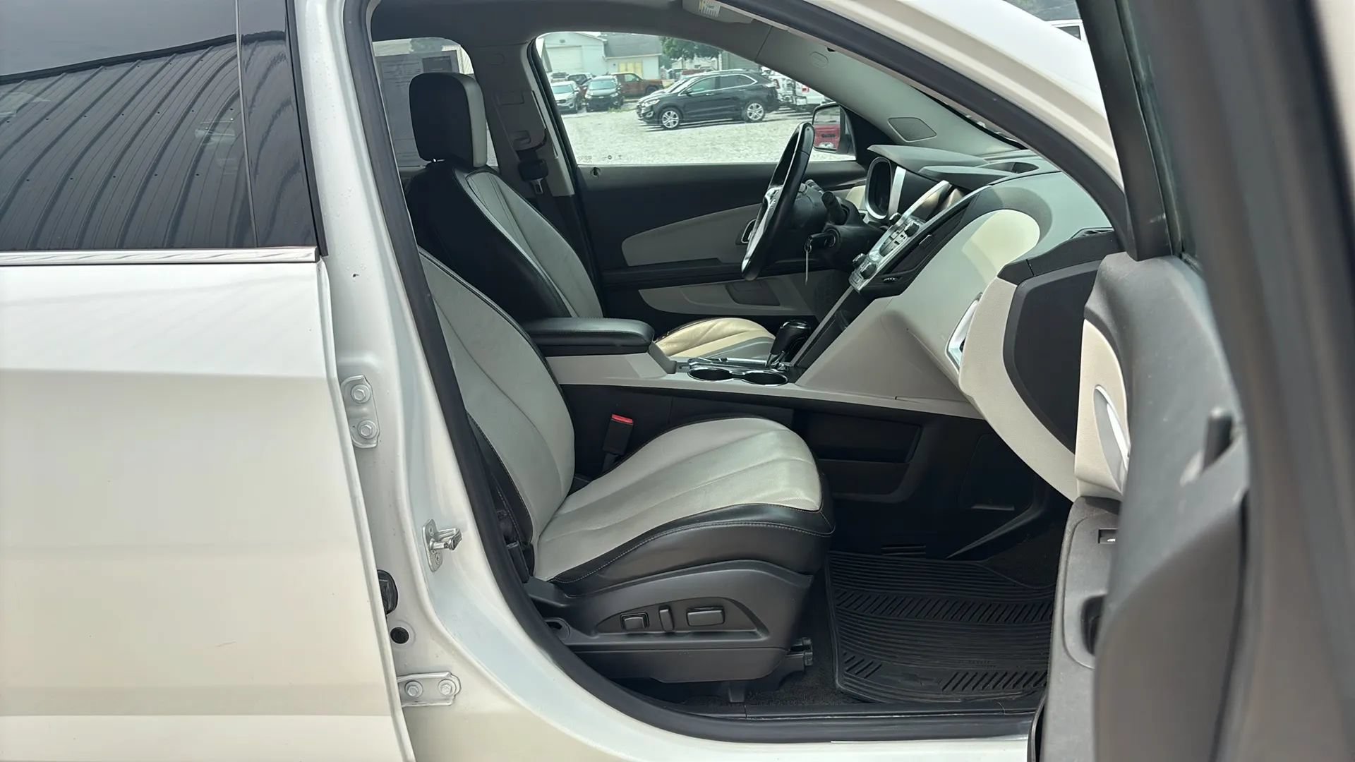 Used 2017 Chevrolet Equinox Premier w/ Enhanced Convenience Package AWD/4WD image 16