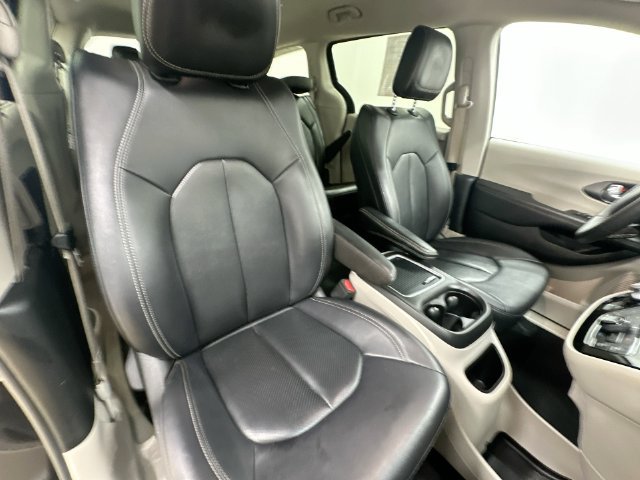 Used 2024 Chrysler Pacifica Touring-L FWD image 33
