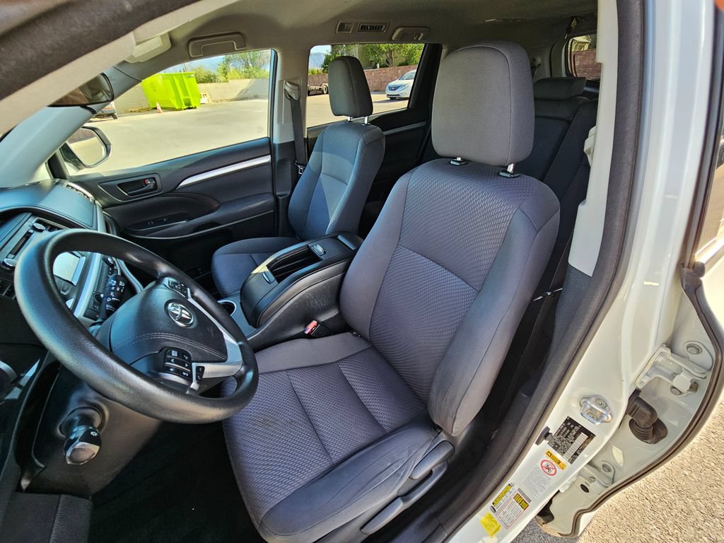 Used 2018 Toyota Highlander LE w/ Carpet Mat Package (TMS) FWD image 11