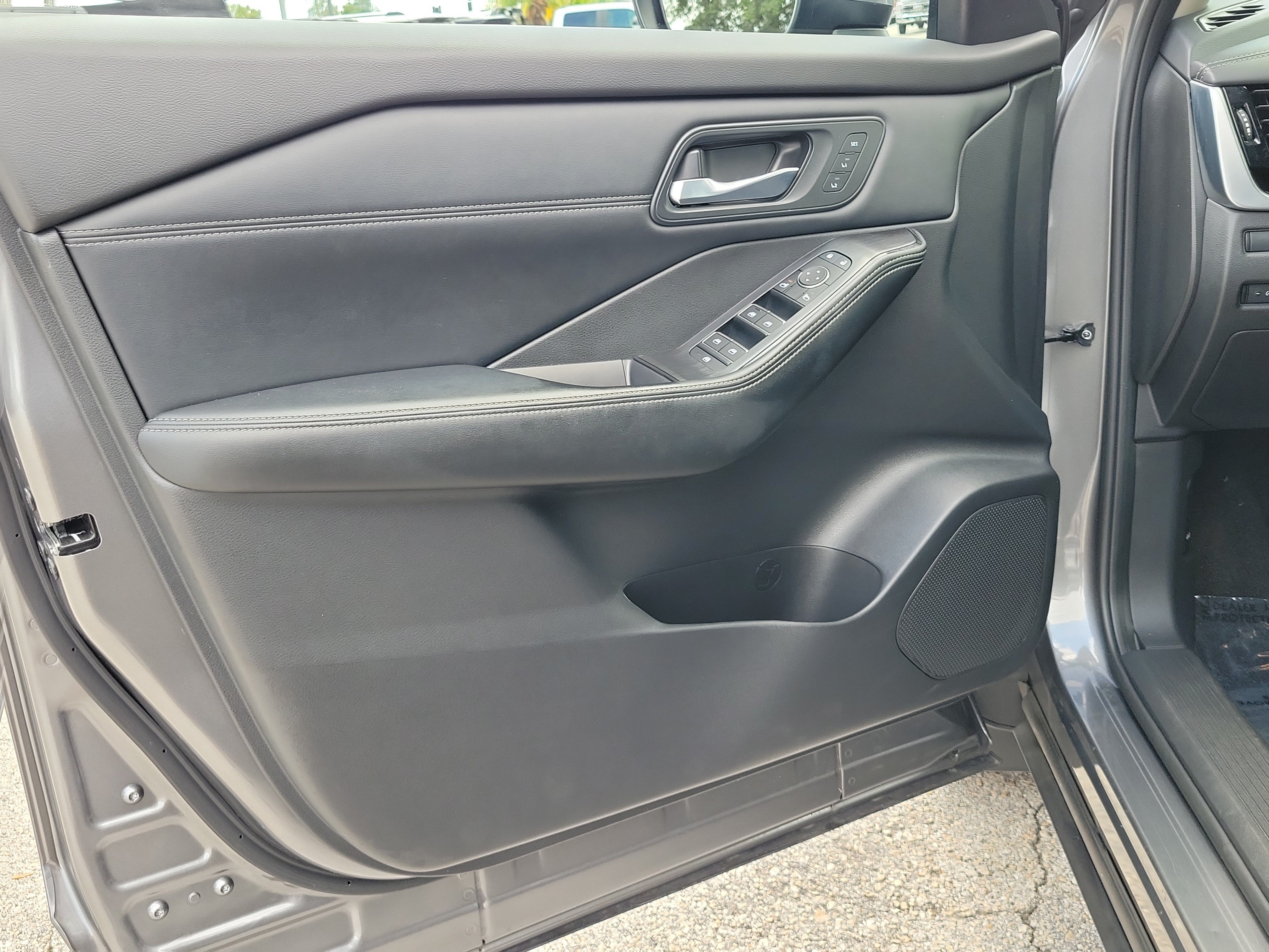Used 2025 Nissan Rogue SL w/ Tech Package FWD image 19