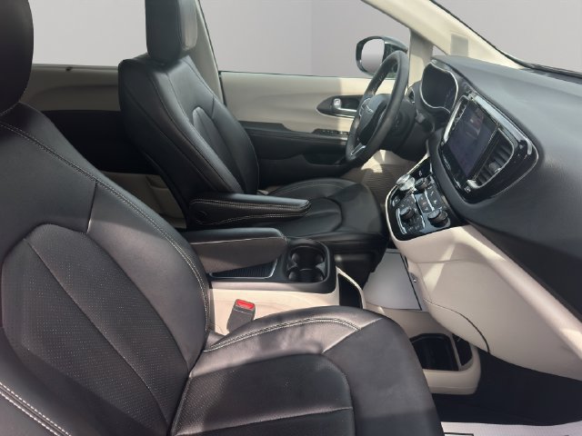 Used 2024 Chrysler Pacifica Touring-L FWD image 18