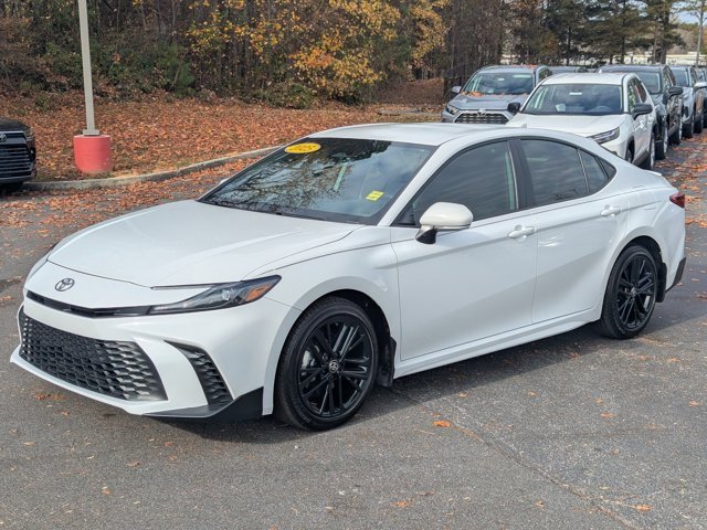 Used 2025 Toyota Camry SE image 3