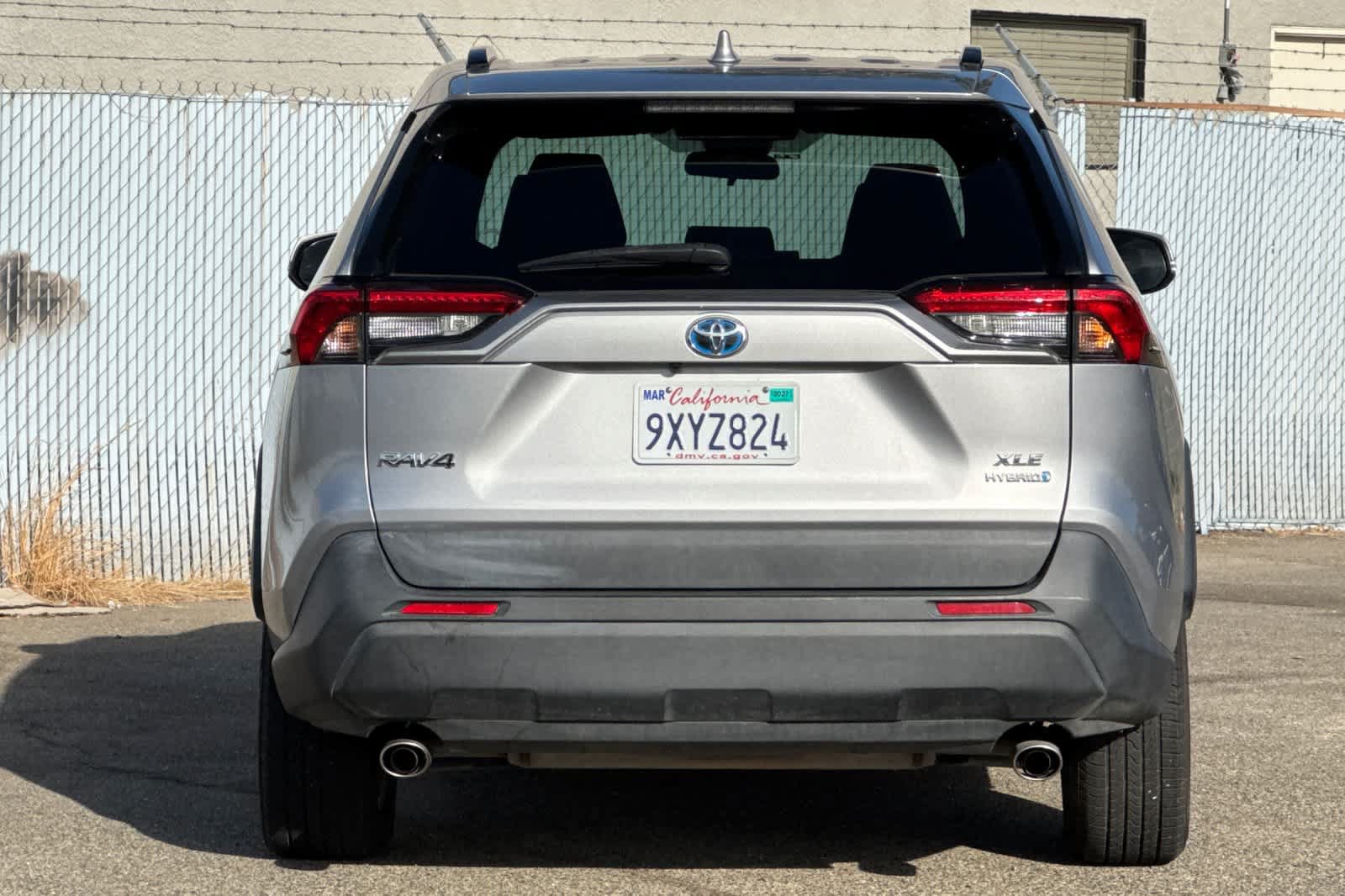 Used 2021 Toyota RAV4 XLE AWD/4WD image 4