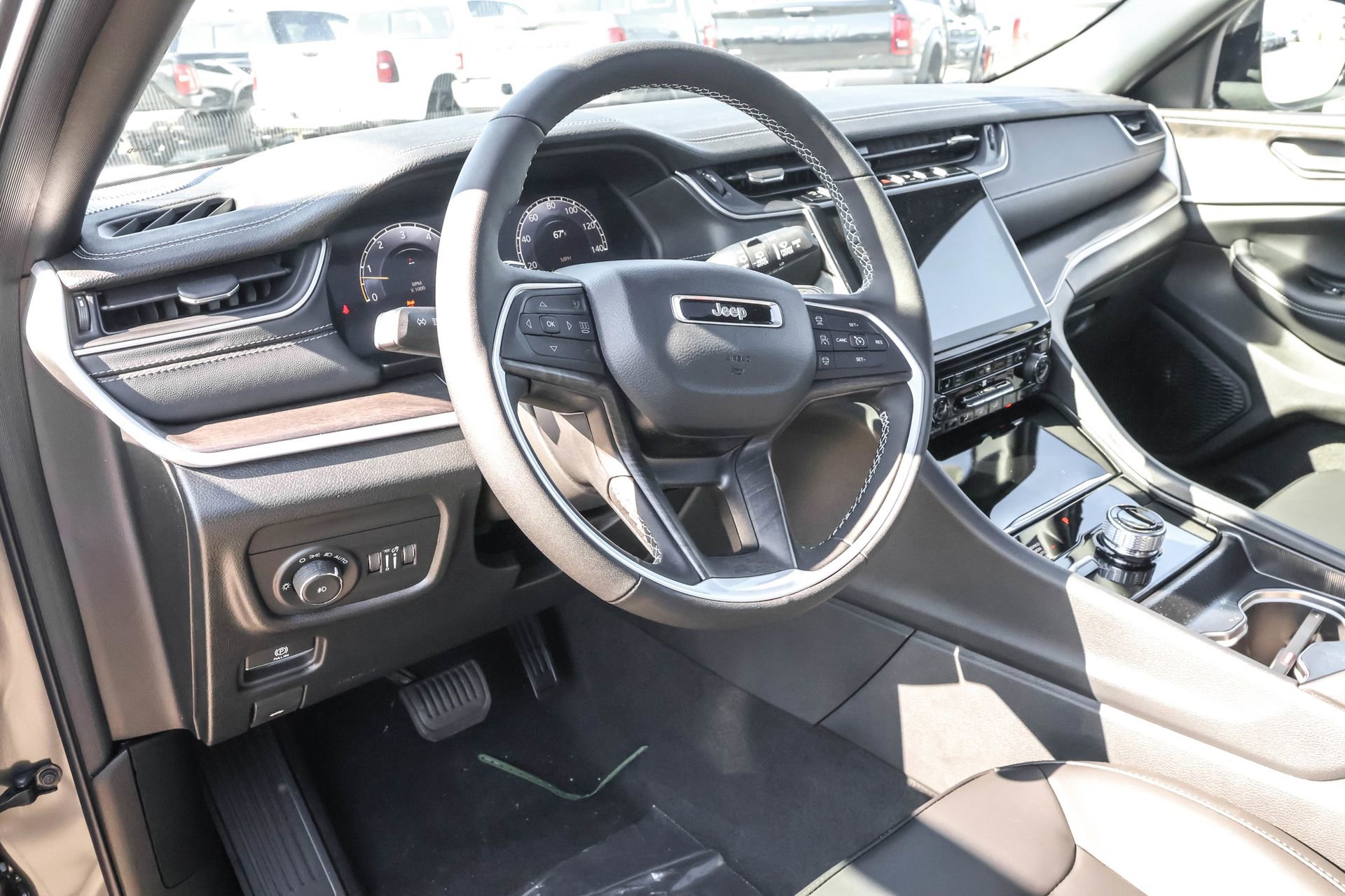 New 2025 Jeep Grand Cherokee Limited w/ Black Appearance Package image 4