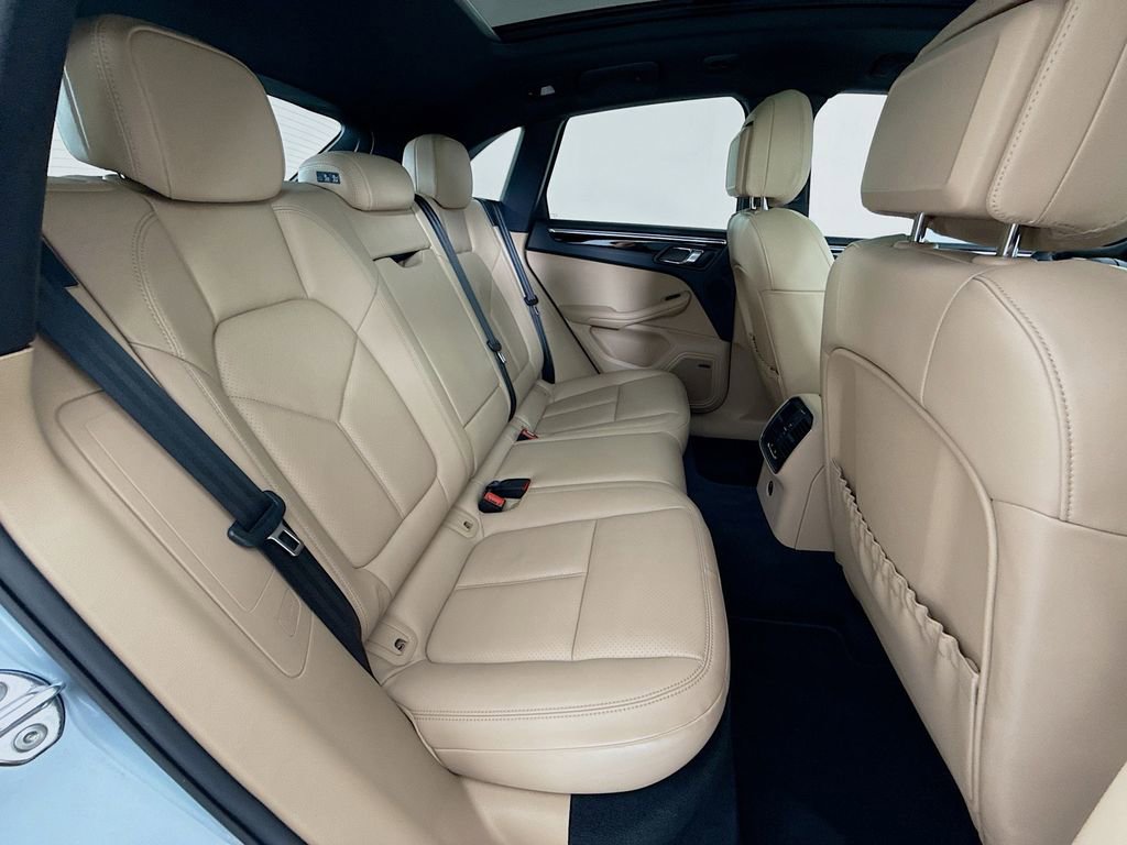 Certified 2025 Porsche Macan image 30