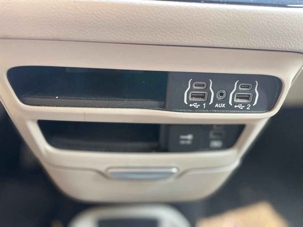 Used 2022 Chrysler Pacifica Touring-L FWD image 21