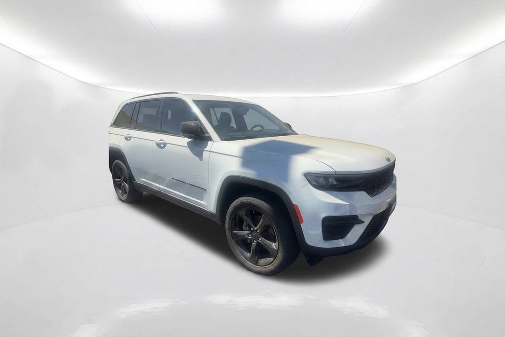 Used 2025 Jeep Grand Cherokee Altitude RWD image 3