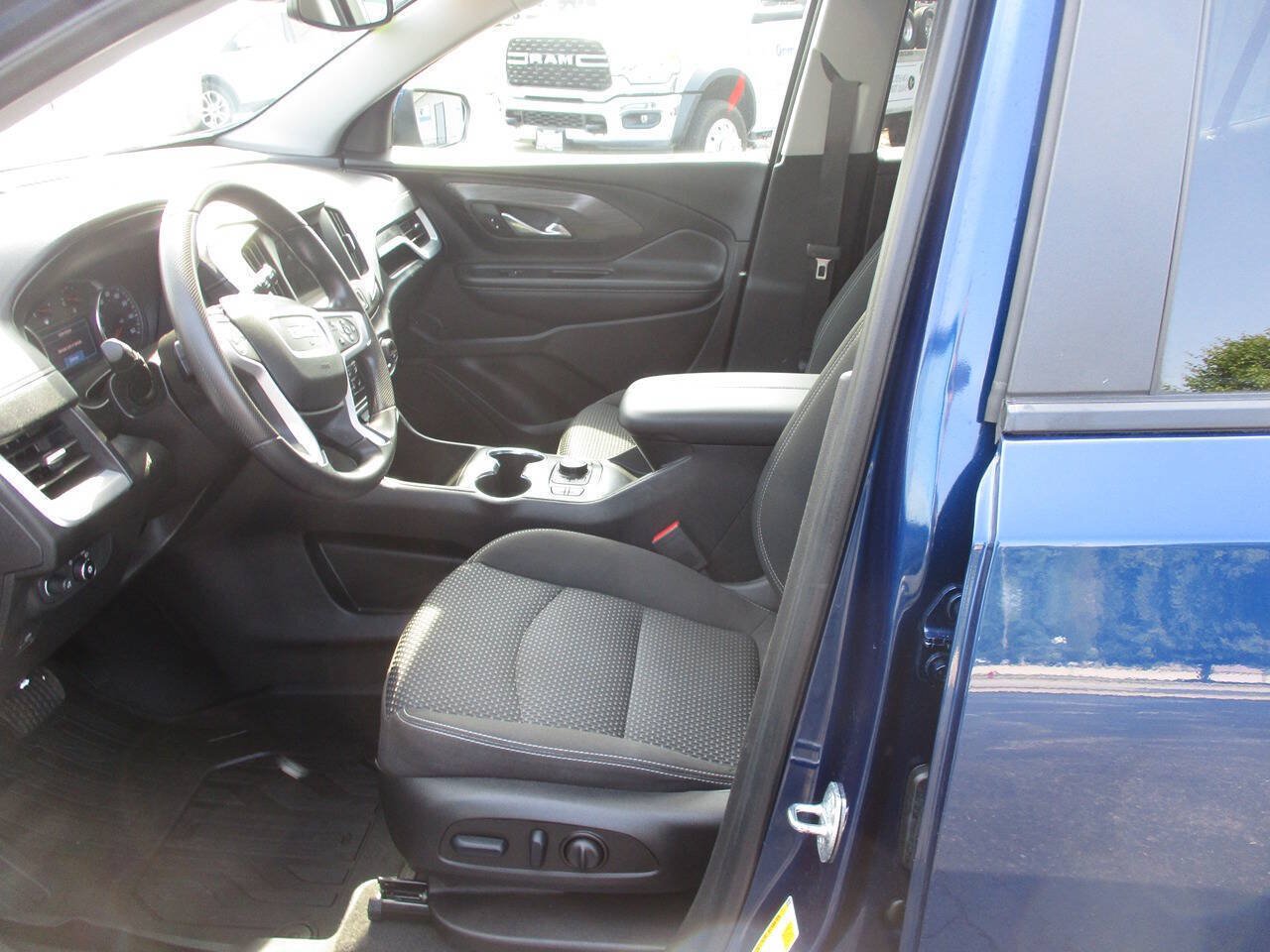 Used 2023 GMC Terrain SLE w/ Driver Convenience Package AWD/4WD image 17