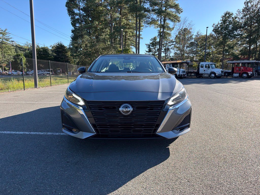 Used 2025 Nissan Altima 2.5 SV FWD image 3