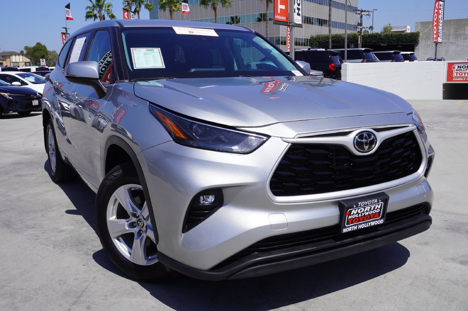 Used 2024 Toyota Highlander LE AWD/4WD image 2