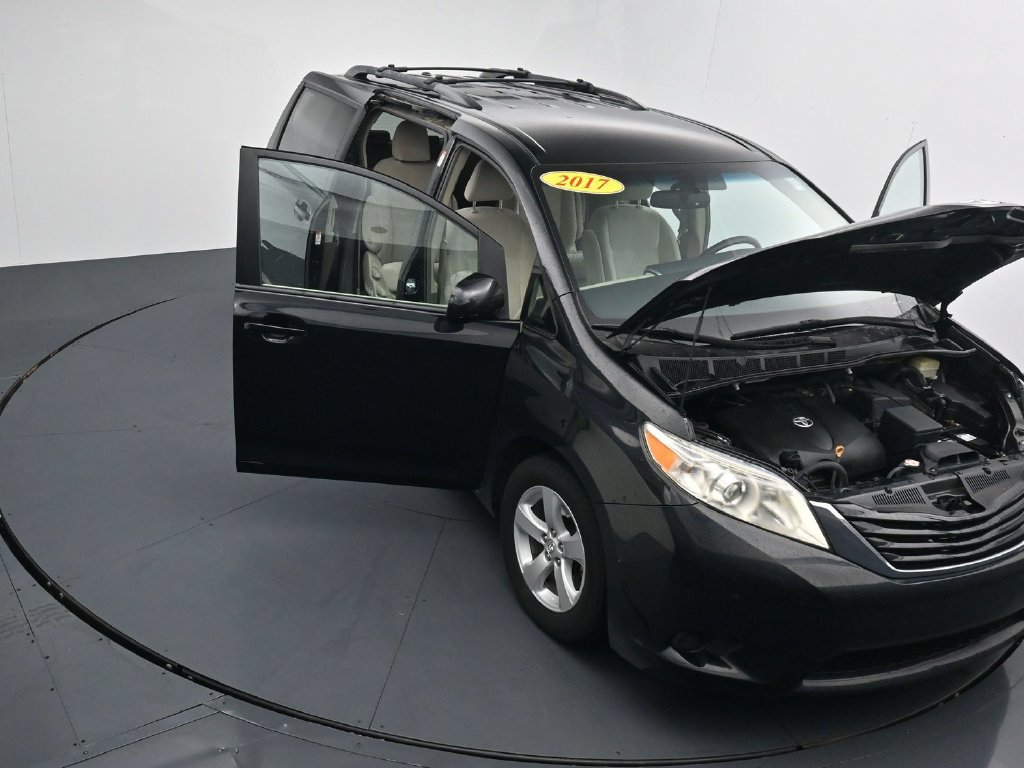 Used 2017 Toyota Sienna LE FWD image 38