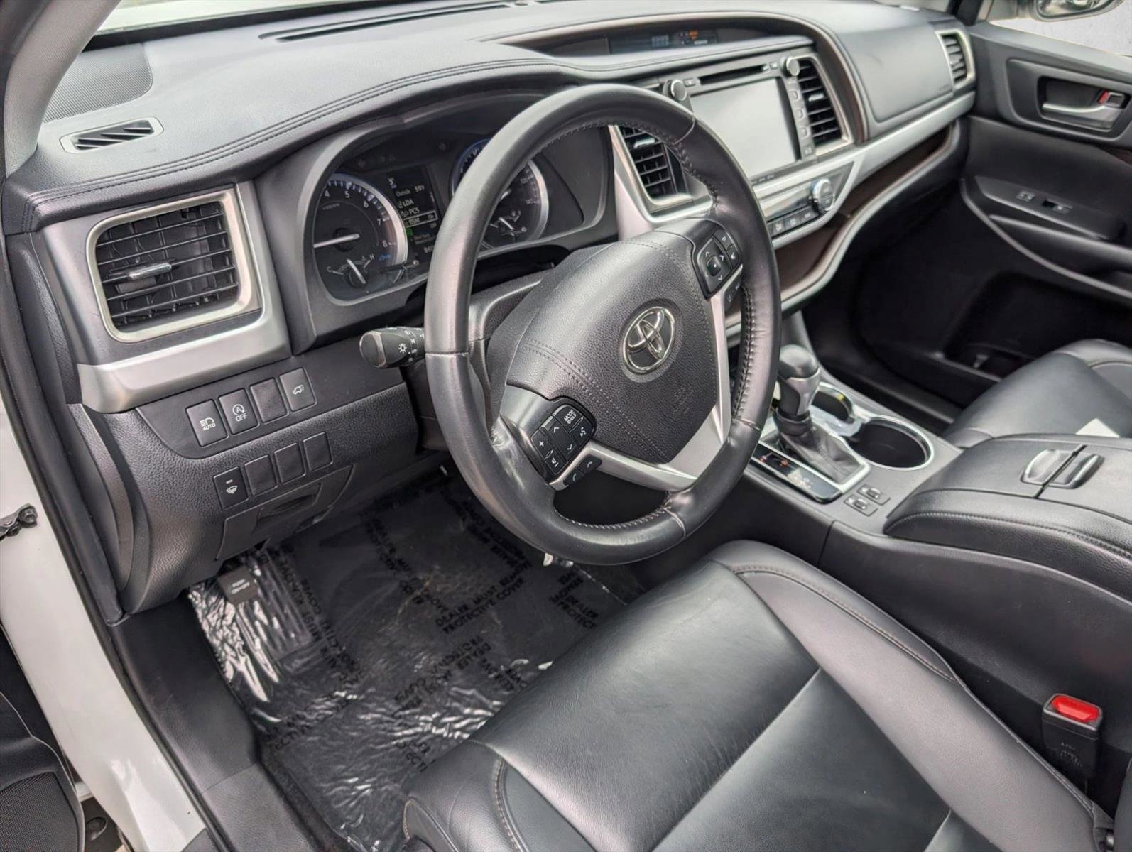 Used 2019 Toyota Highlander XLE AWD/4WD image 10