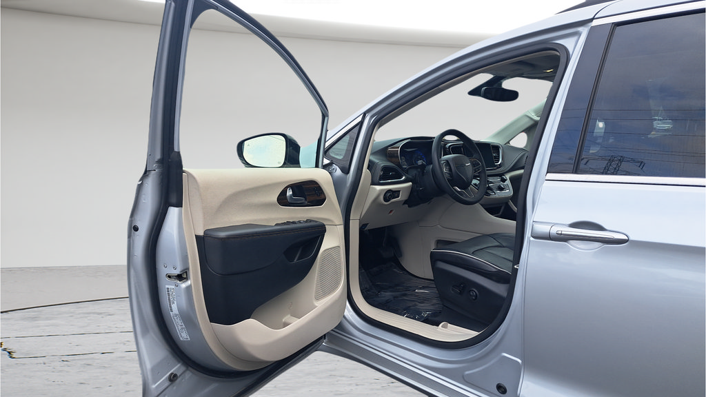 Used 2023 Chrysler Pacifica Limited FWD image 9