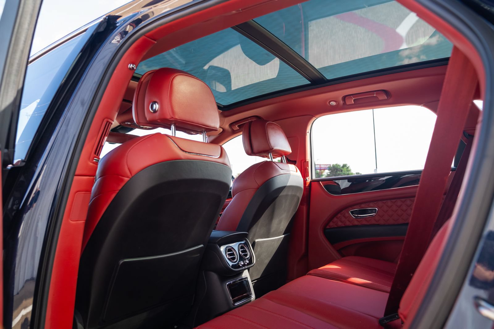 Used 2021 Bentley Bentayga AWD/4WD image 82