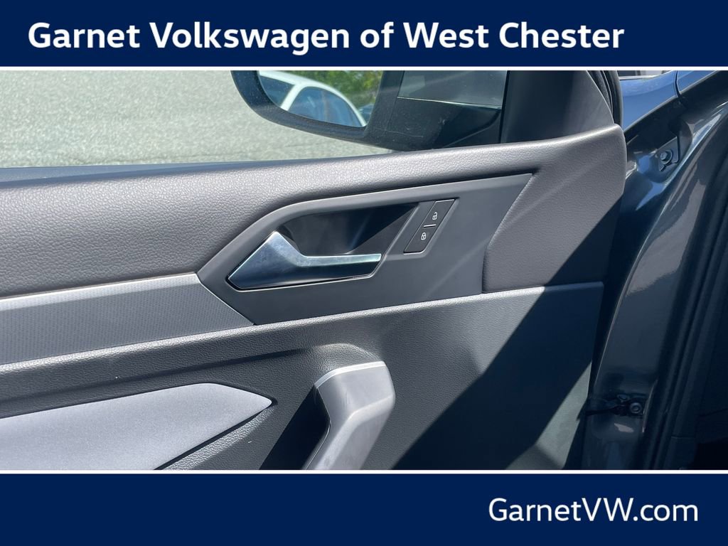 Certified 2025 Volkswagen Jetta SE w/ Black Wheel Package FWD image 32