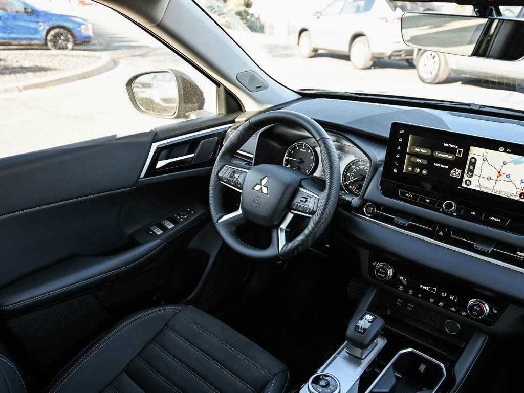 New 2025 Mitsubishi Outlander SE image 14