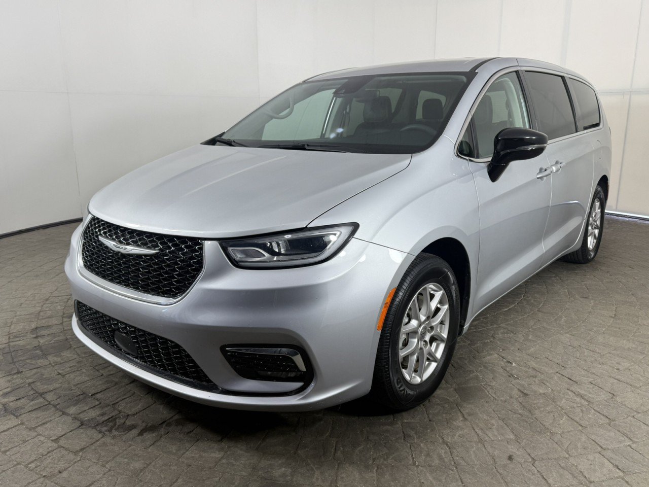 Used 2024 Chrysler Pacifica Touring-L FWD image 3