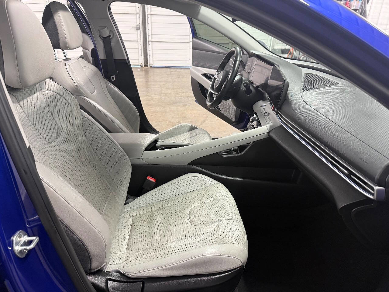 Used 2021 Hyundai Elantra Limited image 28