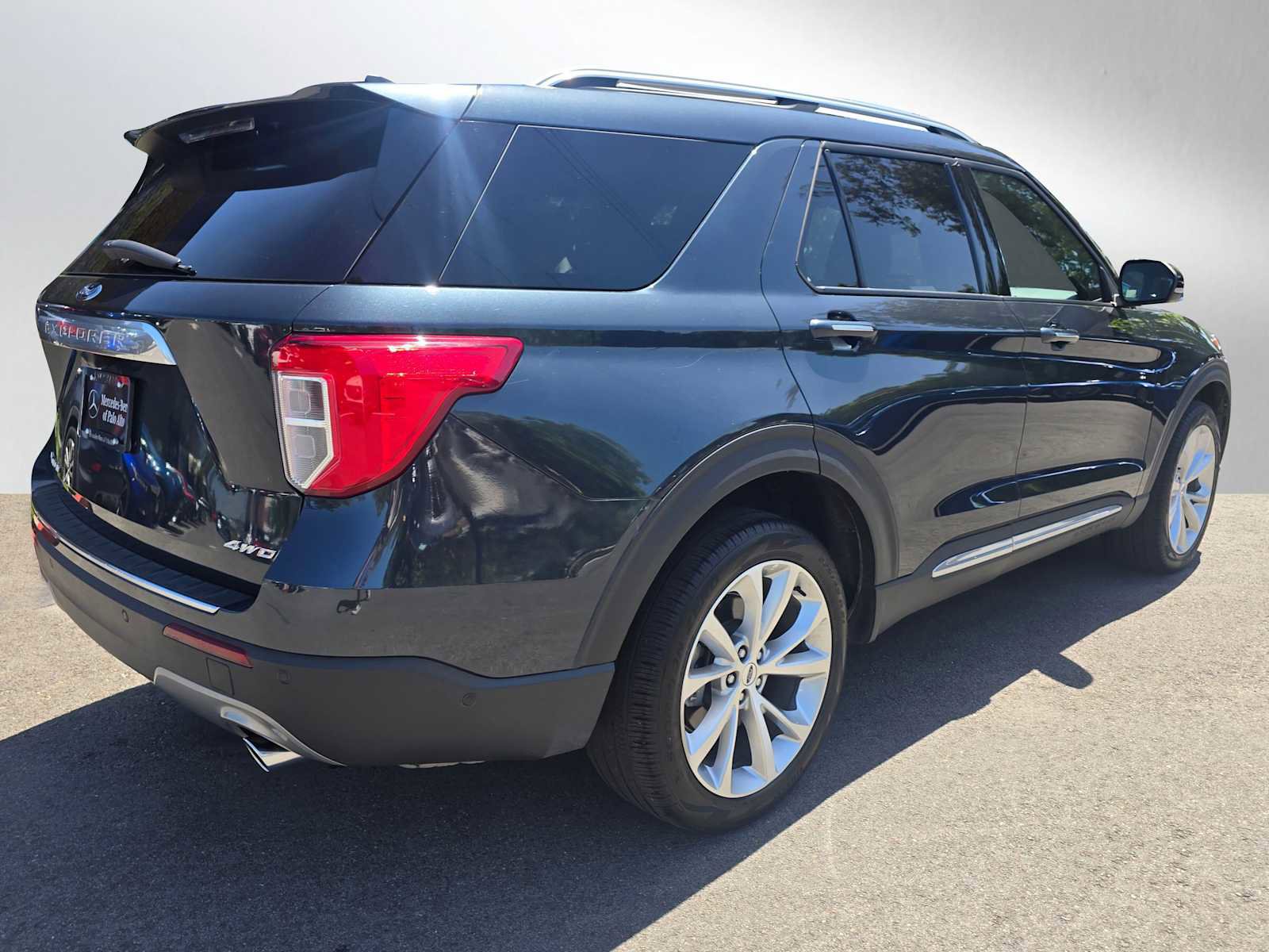Used 2023 Ford Explorer Platinum w/ Premium Technology Package AWD/4WD image 3