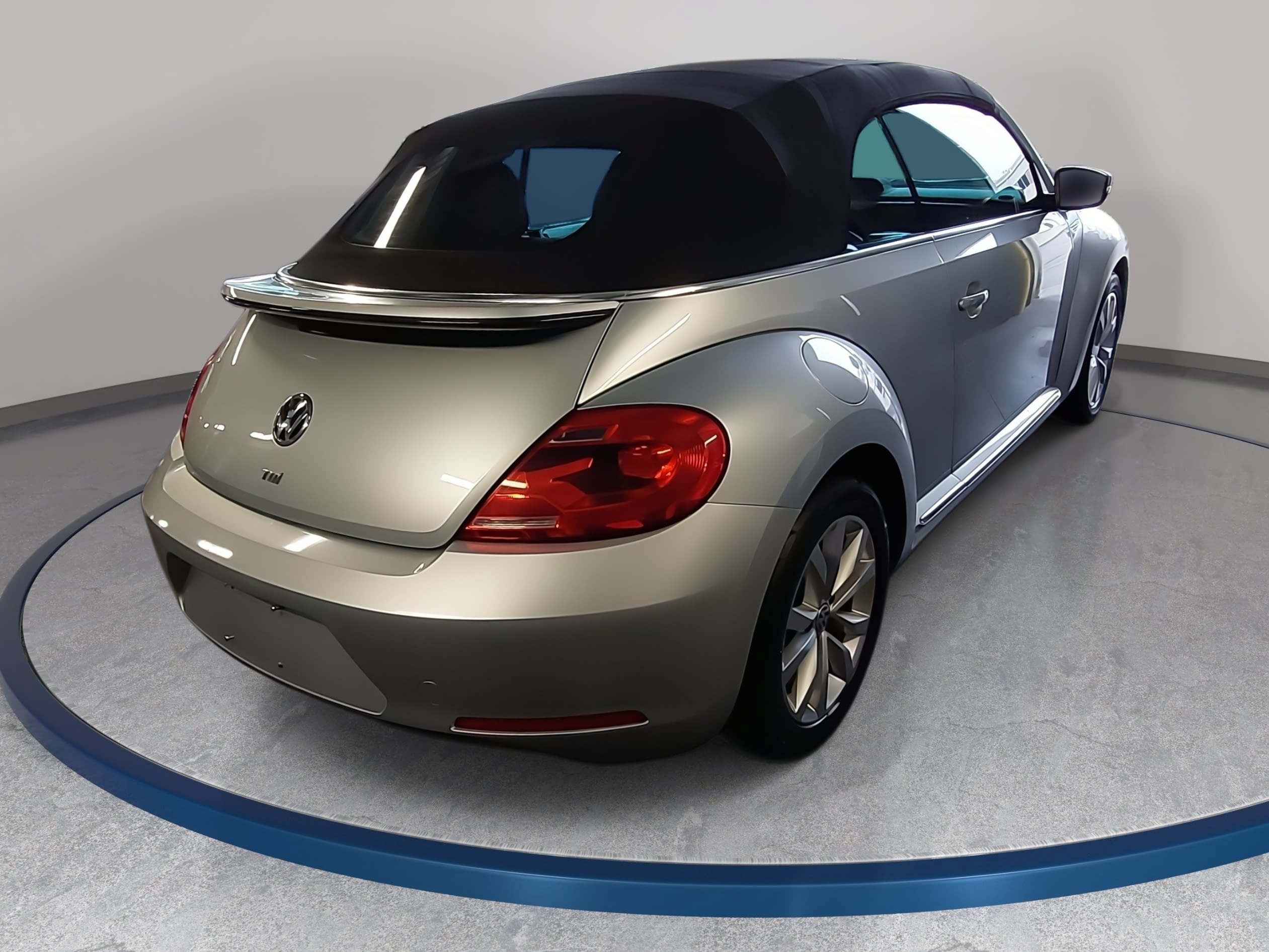 Used 2013 Volkswagen Beetle TDI FWD image 5