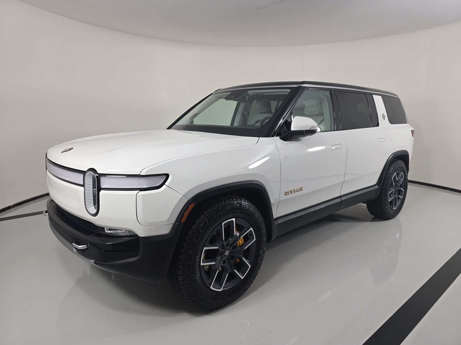 Used 2023 Rivian R1S Adventure AWD/4WD image 1