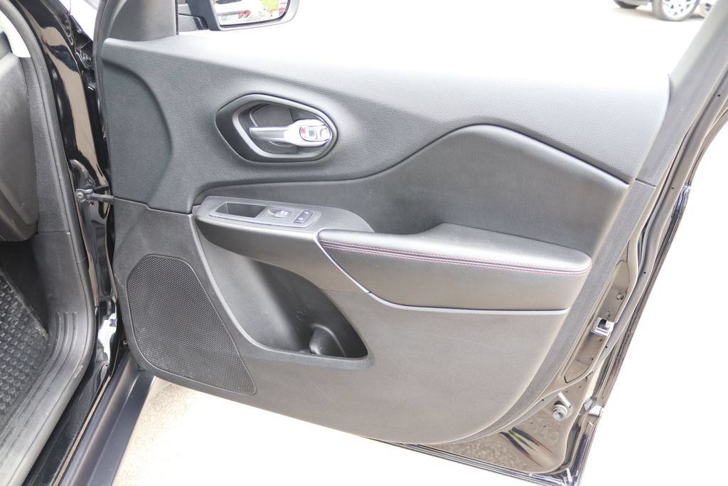 Used 2021 Jeep Cherokee Trailhawk AWD/4WD image 6