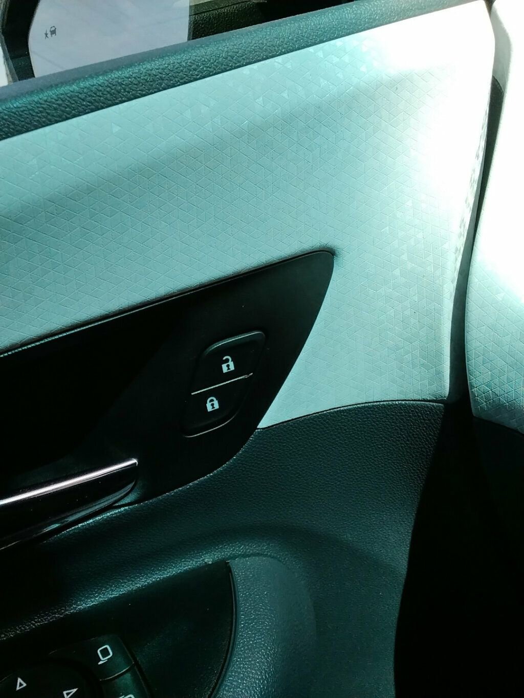 Used 2019 Chevrolet Bolt Premier w/ Infotainment Package image 21