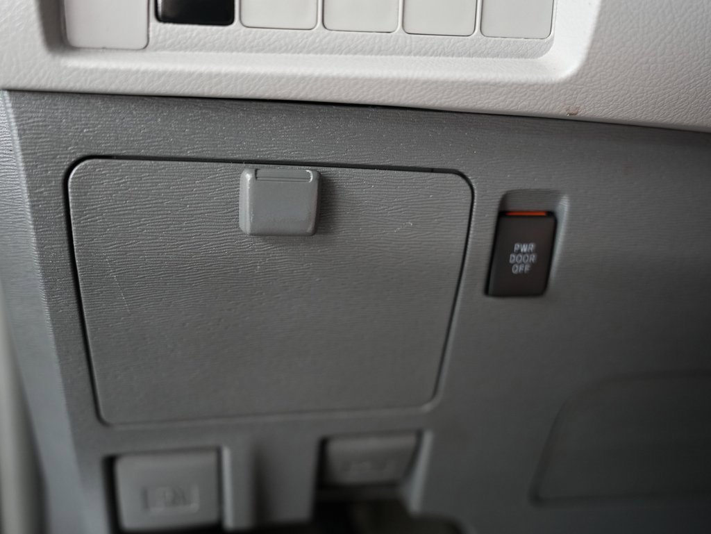 Used 2015 Toyota Sienna LE image 45