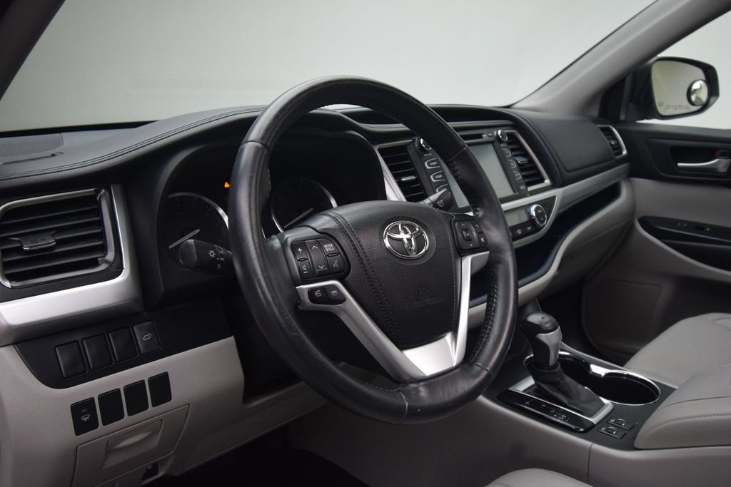 Used 2015 Toyota Highlander XLE AWD/4WD image 16