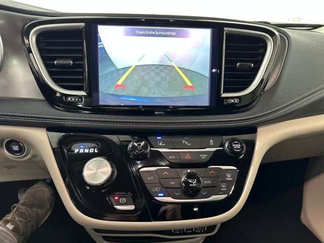 Used 2024 Chrysler Pacifica Select image 22