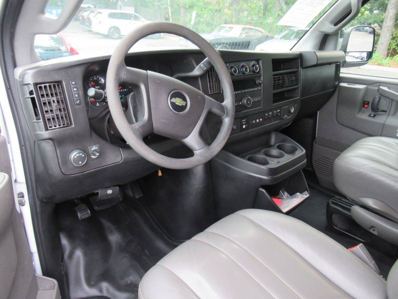 Used 2017 Chevrolet Express 2500 RWD image 18