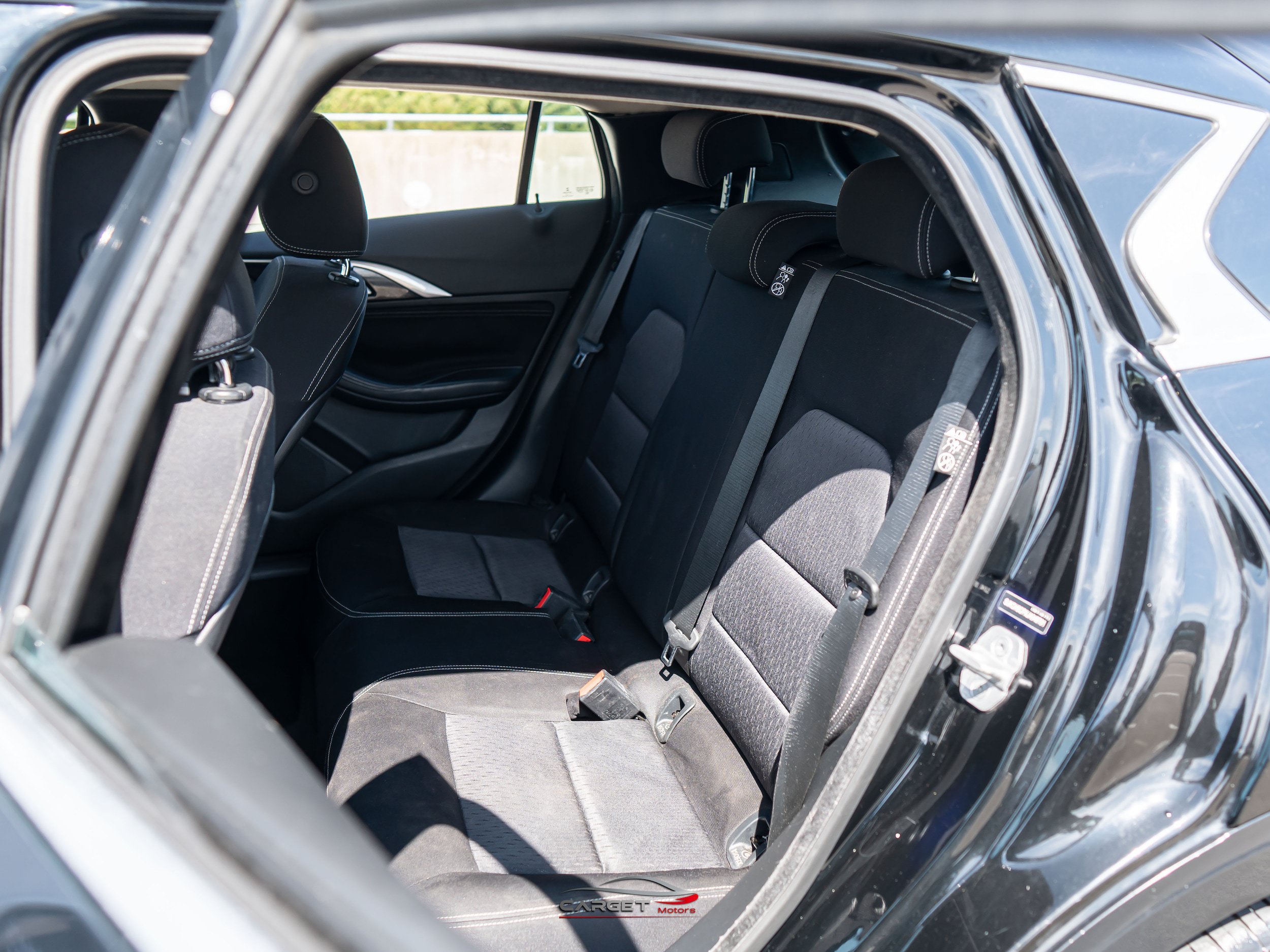 Used 2018 INFINITI QX30 FWD image 16