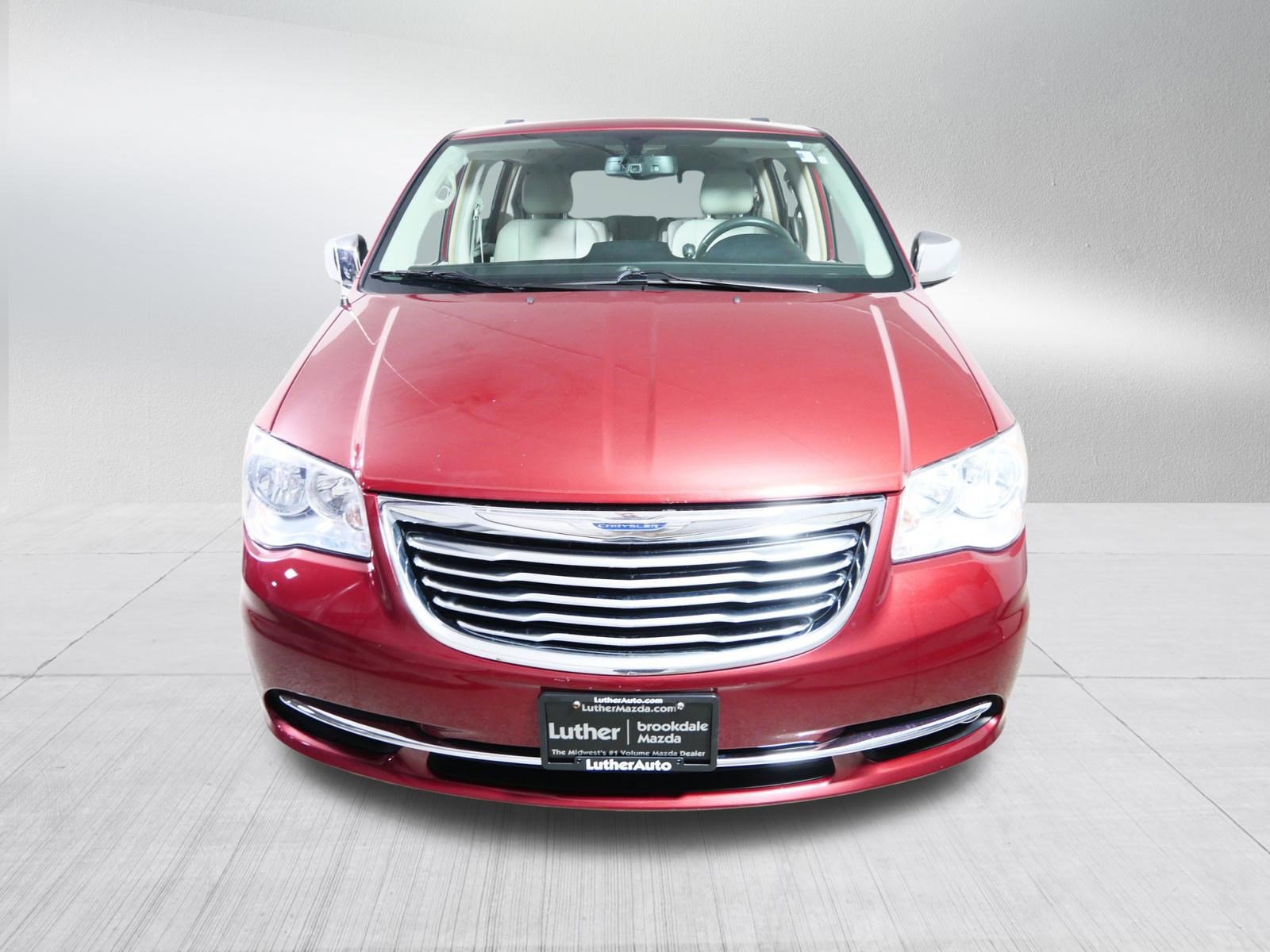 Used 2014 Chrysler Town & Country Touring-L w/ Driver Convenience Group FWD image 2