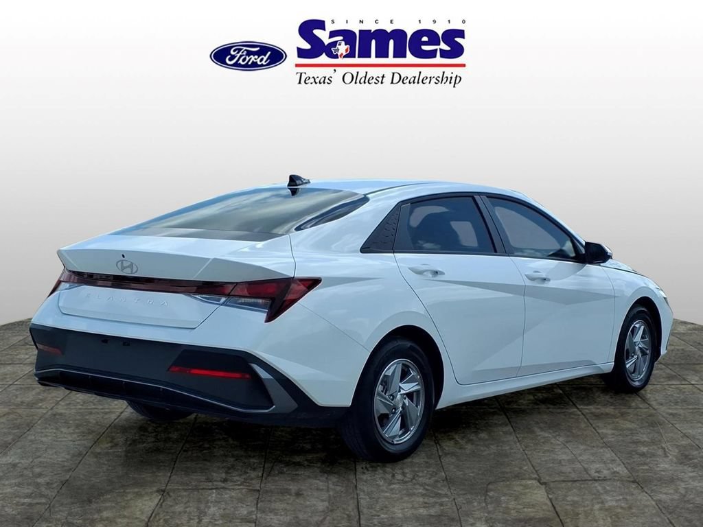 Used 2026 Hyundai Elantra SE FWD image 3