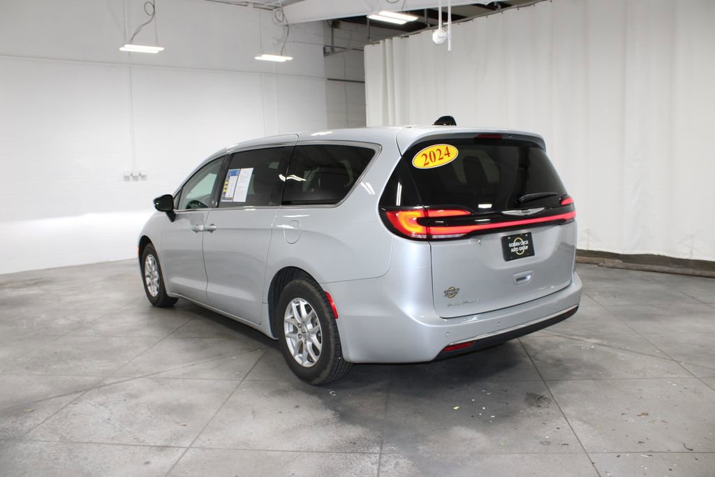 Used 2024 Chrysler Pacifica Touring-L image 7