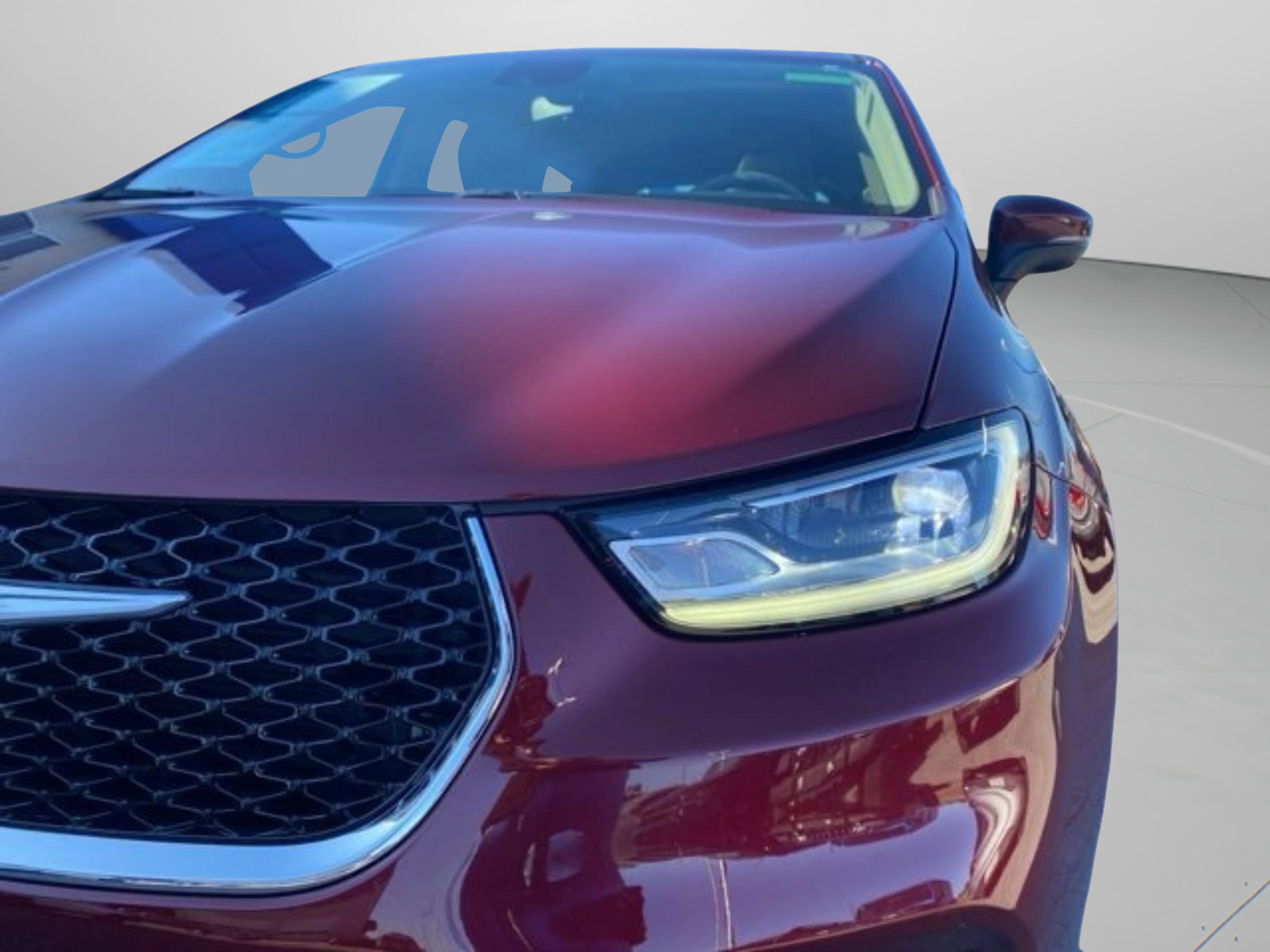 Used 2023 Chrysler Pacifica Touring-L image 9