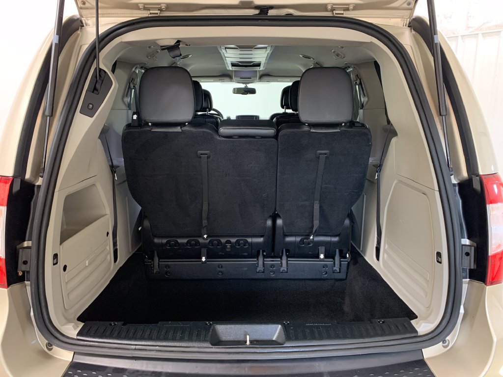 Used 2016 Chrysler Town & Country Touring FWD image 22