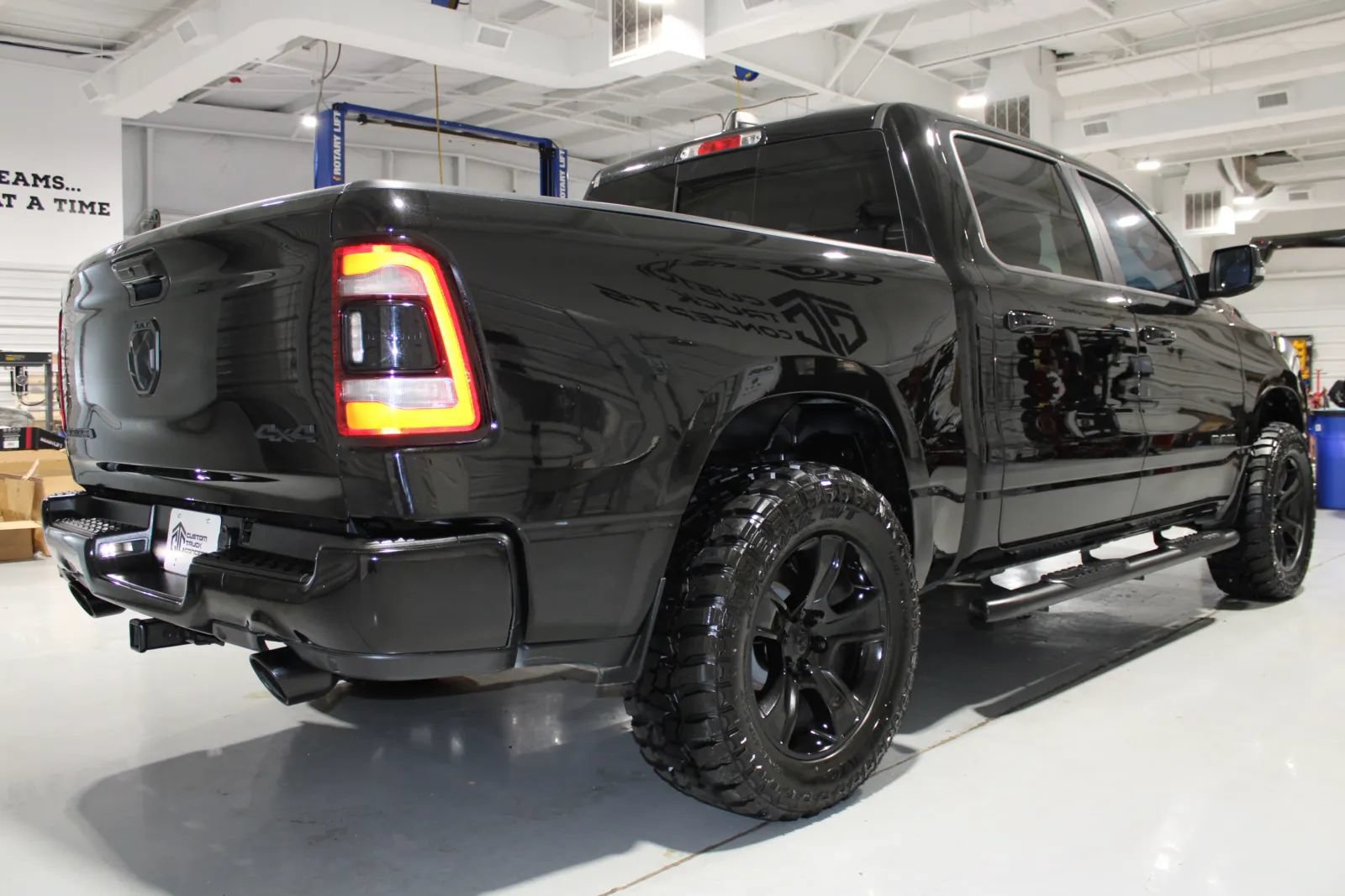 Used 2024 RAM 1500 Laramie AWD/4WD image 22