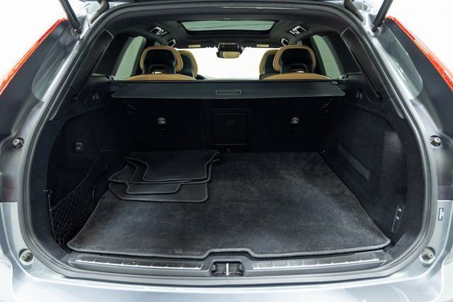 Used 2018 Volvo XC60 T8 Momentum image 9