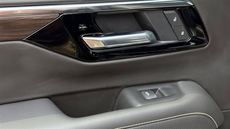Used 2026 Chevrolet Suburban Premier RWD image 45
