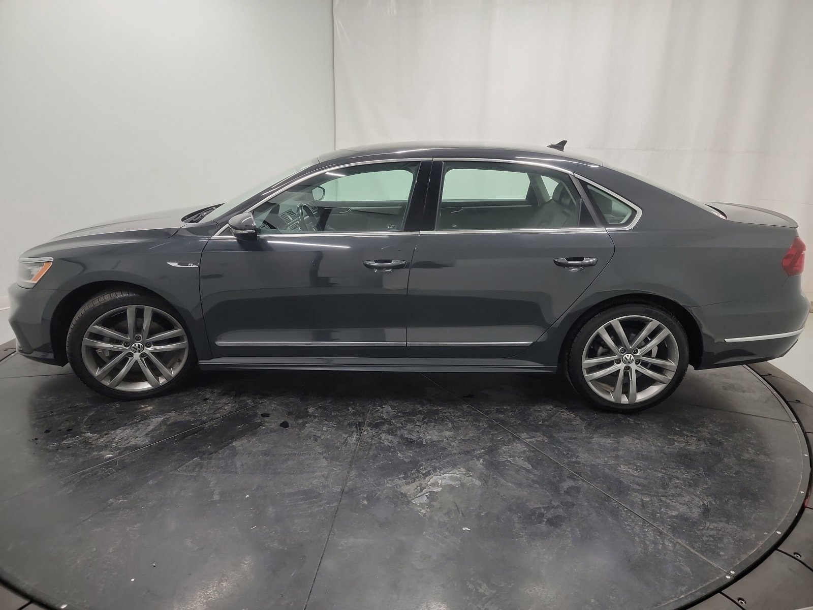 Used 2017 Volkswagen Passat 1.8T R-Line w/ R-Line Lighting Package image 4
