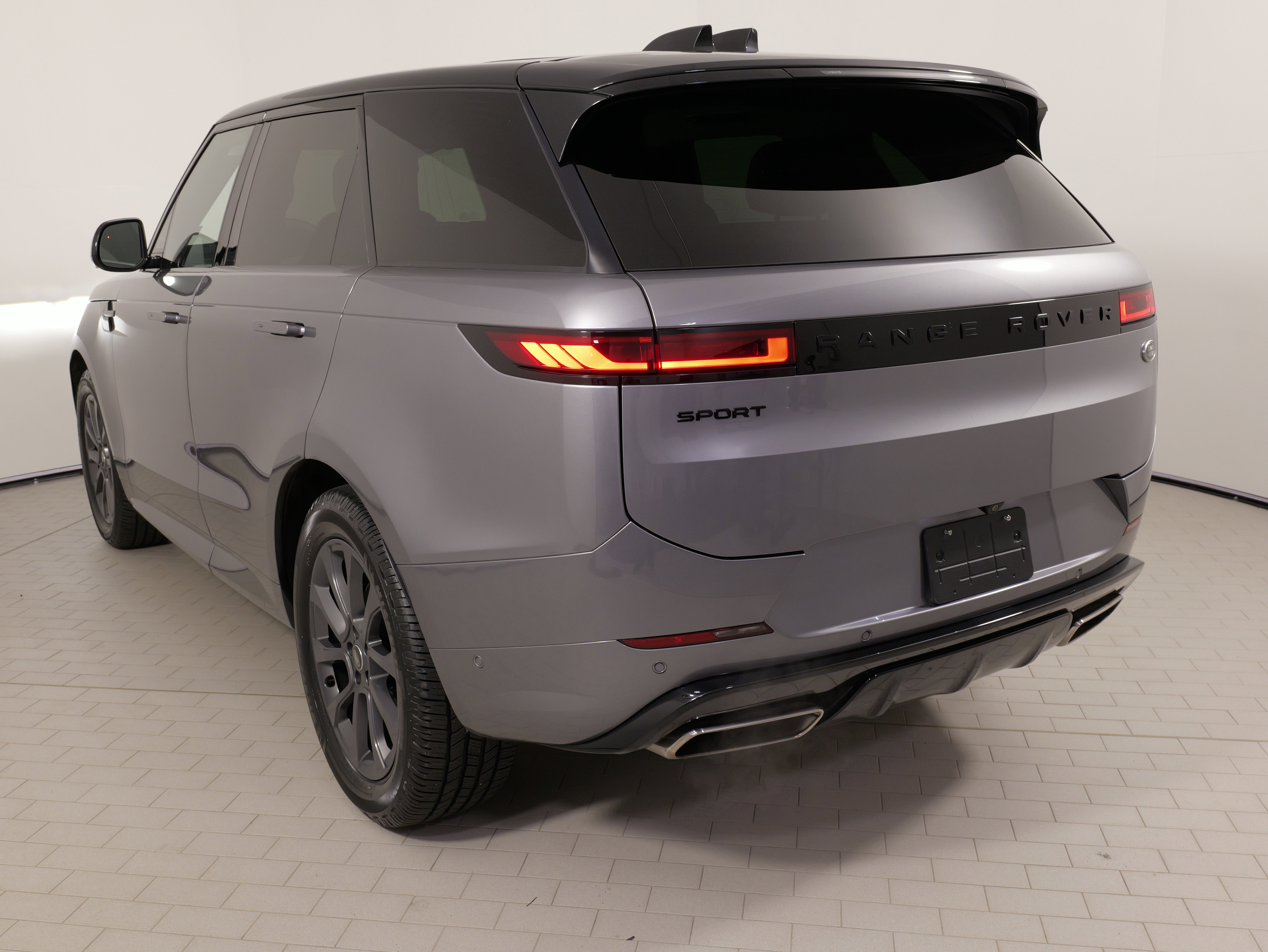 Used 2023 Land Rover Range Rover Sport SE Dynamic image 12